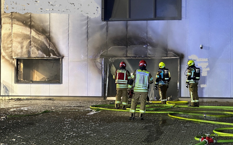 FW Alpen: Großbrand eines Gewerbebetriebes in Alpen - Foto: presseportal.de
