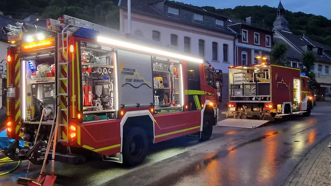 FW Heimbach: Feuerwehr errichtet Sandsackdamm nach Wasserrohrbruch im Heimbacher Stadtzentrum - Bild: presseportal.de