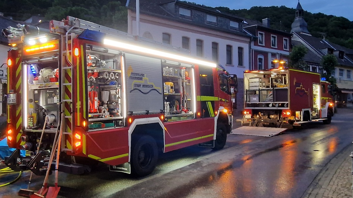 FW Heimbach: Feuerwehr errichtet Sandsackdamm nach Wasserrohrbruch im Heimbacher Stadtzentrum - Foto: presseportal.de