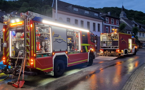 FW Heimbach: Feuerwehr errichtet Sandsackdamm nach Wasserrohrbruch im Heimbacher Stadtzentrum - Foto: presseportal.de FW Heimbach: Feuerwehr errichtet Sandsackdamm nach Wasserrohrbruch im Heimbacher Stadtzentrum - Foto: presseportal.de