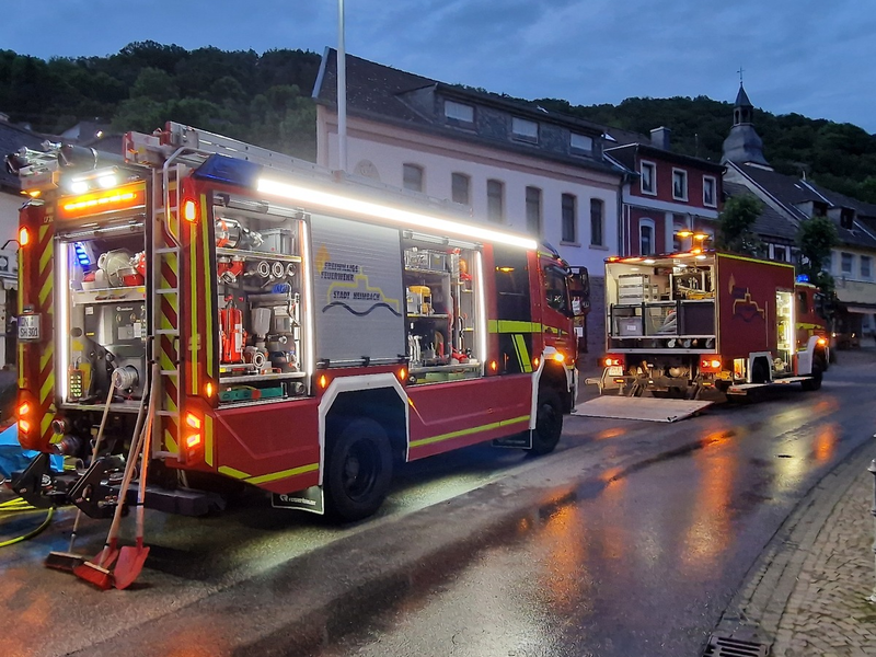 FW Heimbach: Feuerwehr errichtet Sandsackdamm nach Wasserrohrbruch im Heimbacher Stadtzentrum - Foto: presseportal.de
