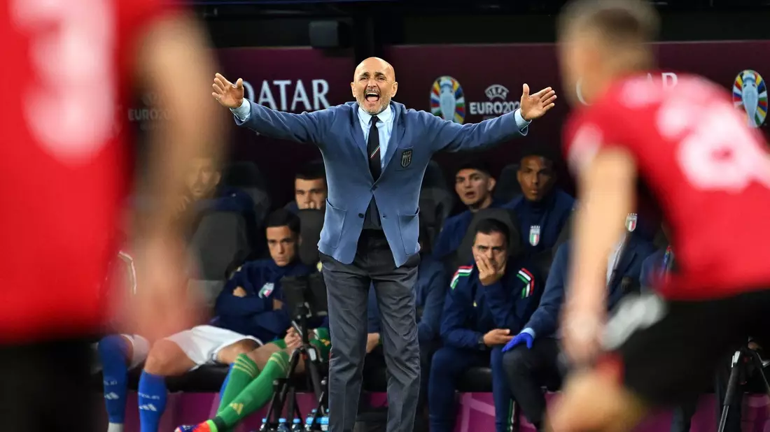 Italiens Trainer Luciano Spalletti öffnete das Training für die Fans. - Bild: Bernd Thissen/dpa