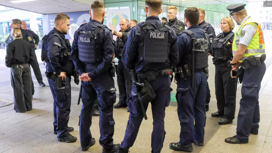 Wegen der Fußball-Europameisterschaft sind viele deutsche und ausländische Polizisten im Einsatz. - Bild: Bodo Marks/dpa