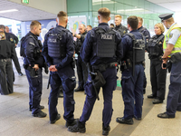 Wegen der Fußball-Europameisterschaft sind viele deutsche und ausländische Polizisten im Einsatz. - Foto: Bodo Marks/dpa