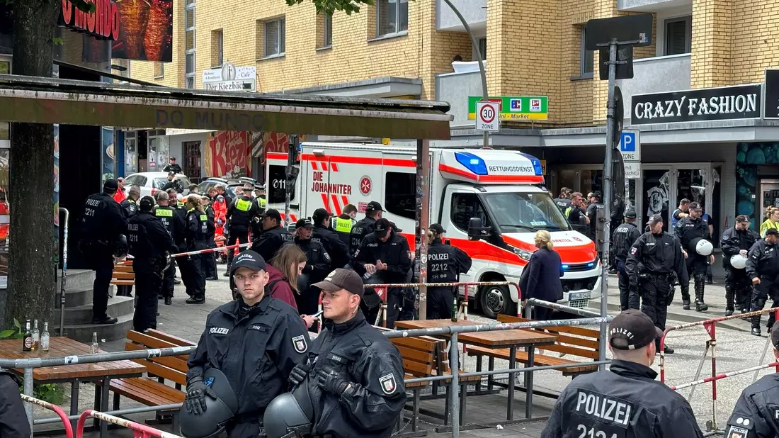 Die Polizei hat einen Bereich nahe der Reeperbahn abgesperrt. - Bild: Steven  Hutchings/dpa