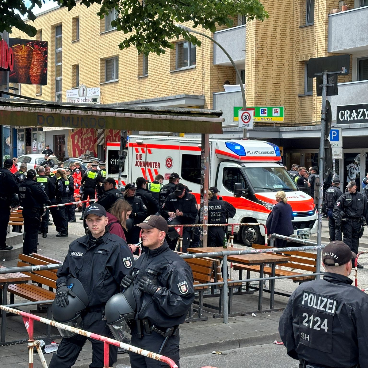 Die Polizei hat einen Bereich nahe der Reeperbahn abgesperrt. Es soll dort zu einem Zwischenfall gekommen sein. - Foto: Steven  Hutchings/dpa