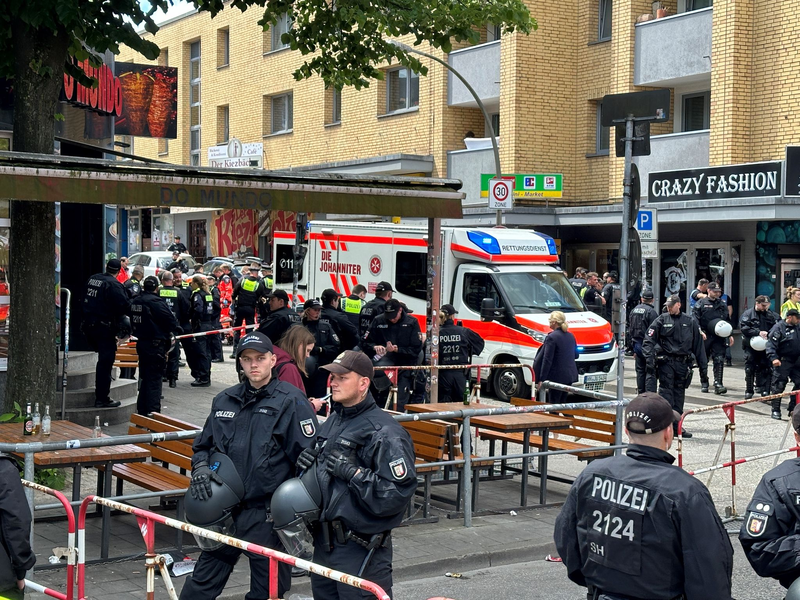 Die Polizei hat einen Bereich nahe der Reeperbahn abgesperrt. - Foto: Steven  Hutchings/dpa