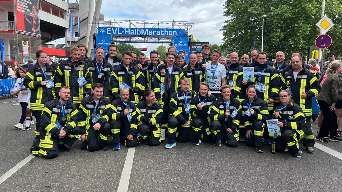 FW-LEV: Einsatzkräfte der Feuerwehr laufen für die Kinderpalliativstation Leverkusen - Bild: presseportal.de