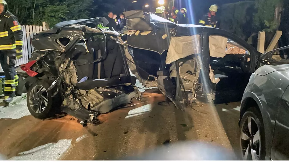 FW-M: Pkw kollidiert mit mehreren geparkten Fahrzeugen (Berg am Laim) - Bild: presseportal.de