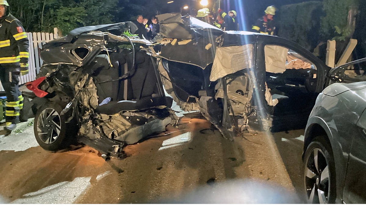 FW-M: Pkw kollidiert mit mehreren geparkten Fahrzeugen (Berg am Laim) - Foto: presseportal.de