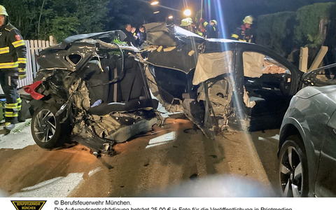 FW-M: Pkw kollidiert mit mehreren geparkten Fahrzeugen (Berg am Laim) - Foto: presseportal.de