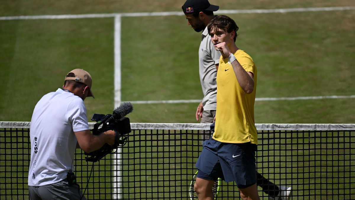 Jack Draper (r) verlässt nach dem Sieg jubelnd neben dem favorisierten Matteo Berrettini (hinten) das Spielfeld. - Foto: Marijan Murat/dpa