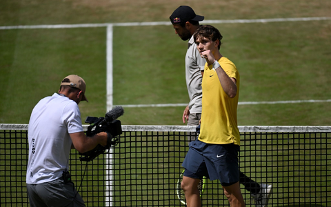 Jack Draper (r) verlässt nach dem Sieg jubelnd neben dem favorisierten Matteo Berrettini (hinten) das Spielfeld. - Foto: Marijan Murat/dpa