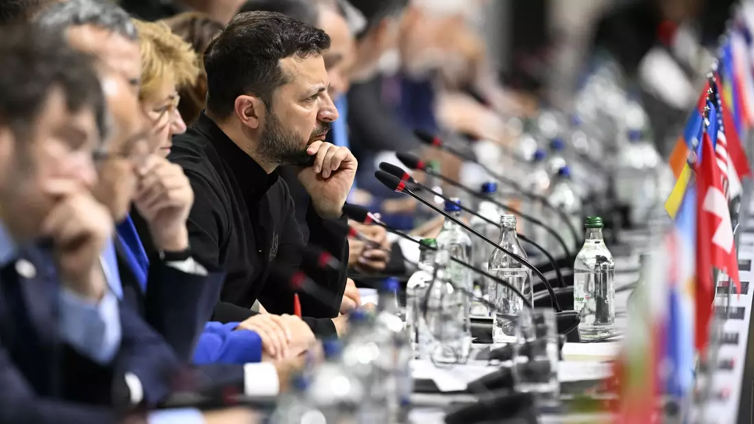 Der ukrainische Präsident Wolodymyr Selenskyj (M.) während der Eröffnungsplenarsitzung des Gipfels zum Frieden in der Ukraine. - Bild: Urs Flueeler/KEYSTONE/EDA//dpa