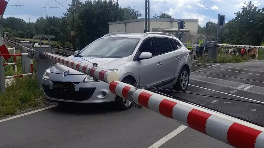 POL-HI: Heisede - Pannen-Pkw blockiert Bahnübergang - Bild: presseportal.de