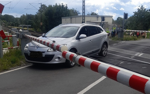 POL-HI: Heisede - Pannen-Pkw blockiert Bahnübergang - Foto: presseportal.de