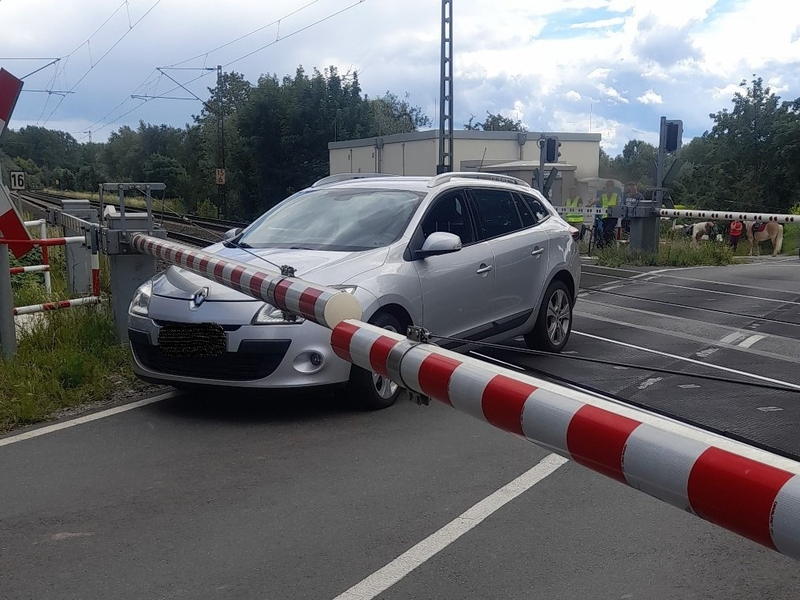 POL-HI: Heisede - Pannen-Pkw blockiert Bahnübergang - Foto: presseportal.de