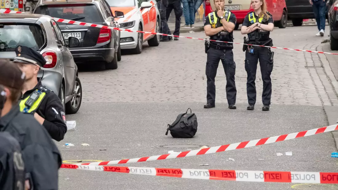 In der Nähe von Tausenden Niederlande-Fans kam es zu einem Polizeieinsatz. Die Motive des Angreifers sind noch unklar. - Bild: Bodo Marks/dpa