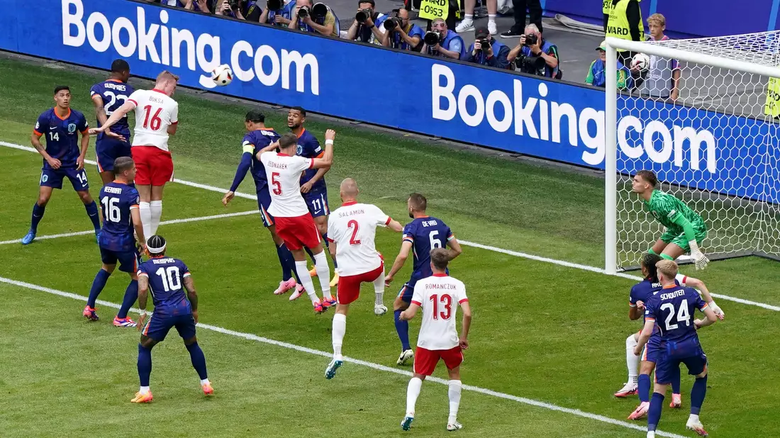 Stürmer Adam Buksa (4vl) bringt die Polen per Kopf mit 1:0 gegen Oranje in Führung. - Bild: Marcus Brandt/dpa