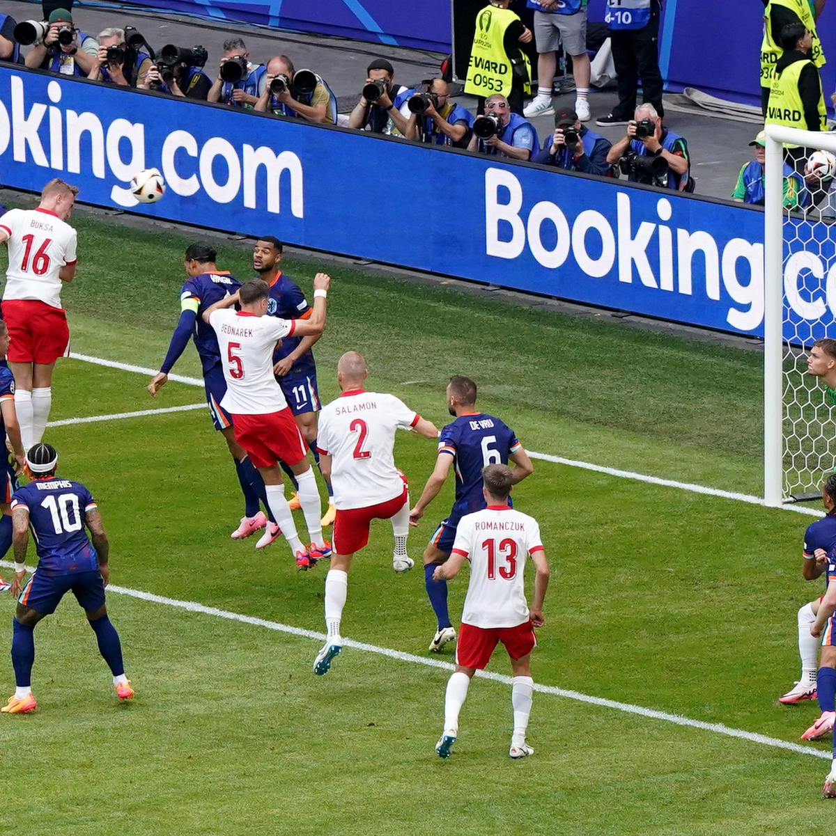 Stürmer Adam Buksa (4vl) bringt die Polen per Kopf mit 1:0 gegen Oranje in Führung. - Foto: Marcus Brandt/dpa