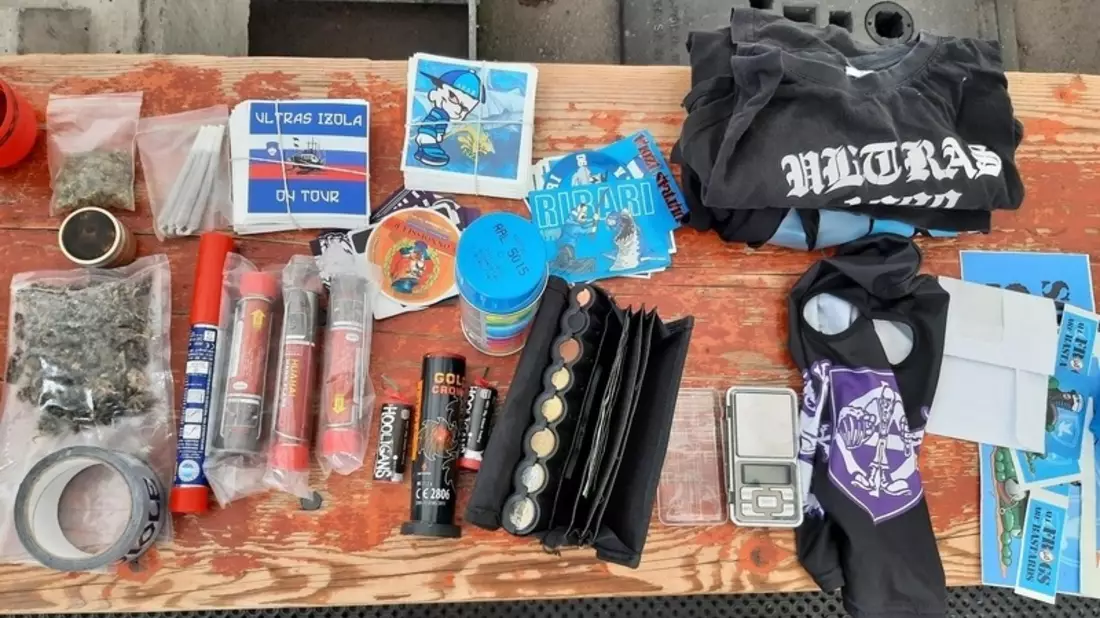 Bundespolizeidirektion München: Endstation Grenzübergang - Bundespolizei verweigert Risikofans die Einreise Mit Bengalos, Sturmhaube und Drogen auf dem Weg zur EM - Bild: presseportal.de