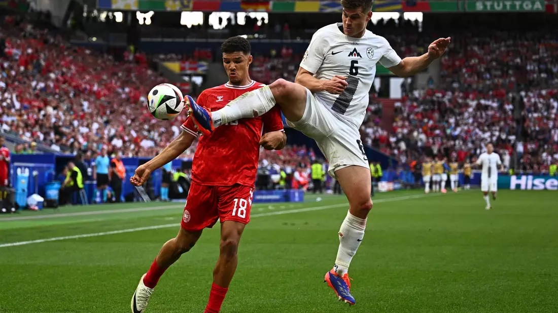Dänemarks Alexander Bah und Sloweniens Jaka Bijol (r) kämpfen um den Ball. - Bild: Tom Weller/dpa