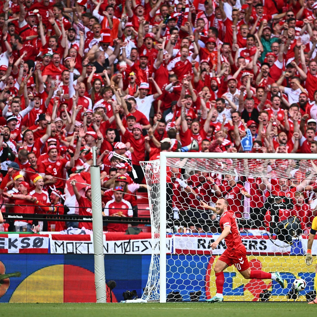 Dänemarks Christian Eriksen (M) dreht jubelnd ab, nachdem er zur 1:0-Führung getroffen hatte. - Foto: Tom Weller/dpa