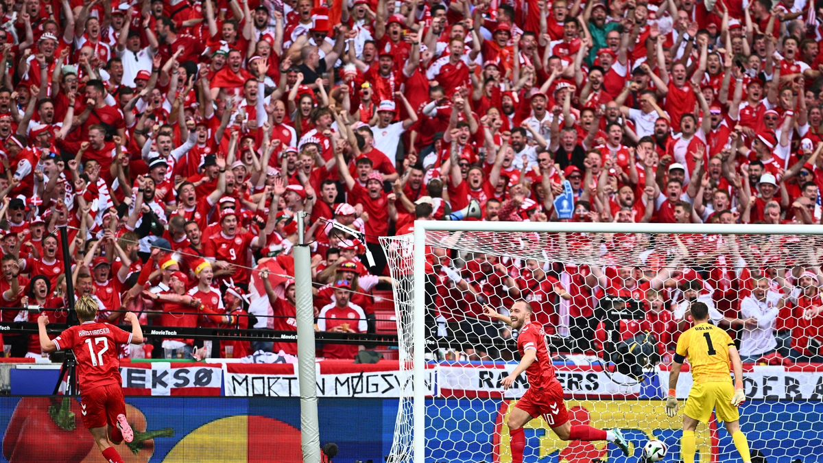 Dänemarks Christian Eriksen (M) dreht jubelnd ab, nachdem er zur 1:0-Führung getroffen hatte. - Foto: Tom Weller/dpa