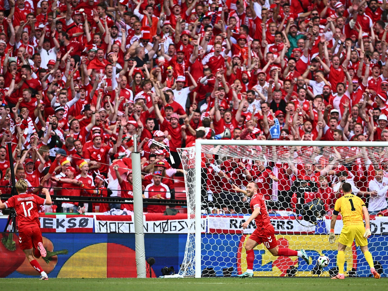Dänemarks Christian Eriksen (M) dreht jubelnd ab, nachdem er zur 1:0-Führung getroffen hatte. - Foto: Tom Weller/dpa