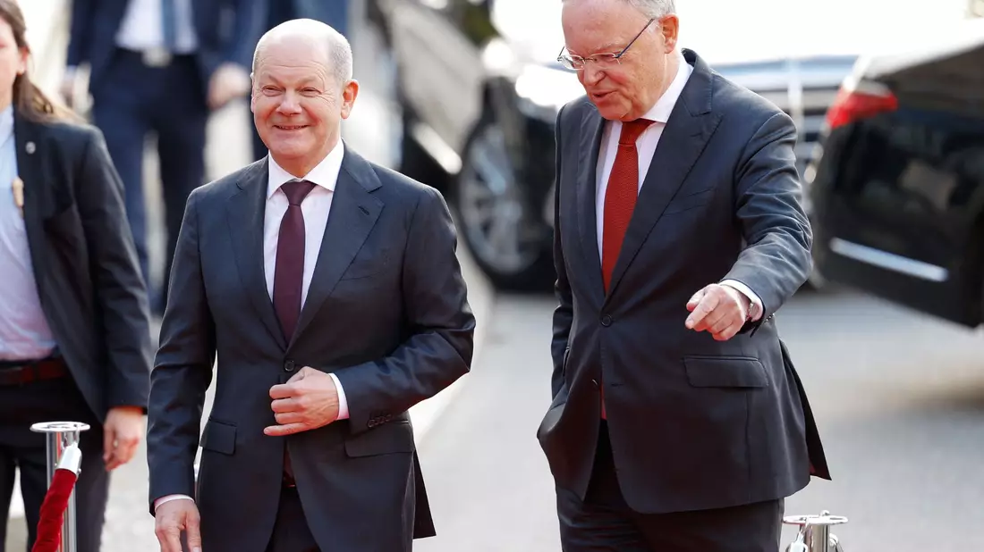 Laut niedersächsische Ministerpräsident Stephan Weil wird Bundeskanzler Olaf Scholz die SPD auch in den nächsten Wahlkampf führen. (Archivfoto) - Bild: Michael Matthey/dpa