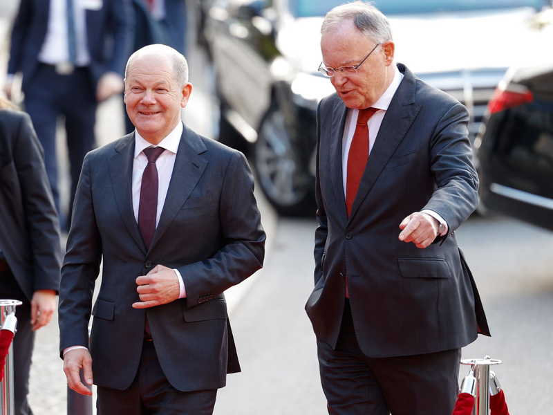 Laut niedersächsische Ministerpräsident Stephan Weil wird Bundeskanzler Olaf Scholz die SPD auch in den nächsten Wahlkampf führen. (Archivfoto) - Foto: Michael Matthey/dpa