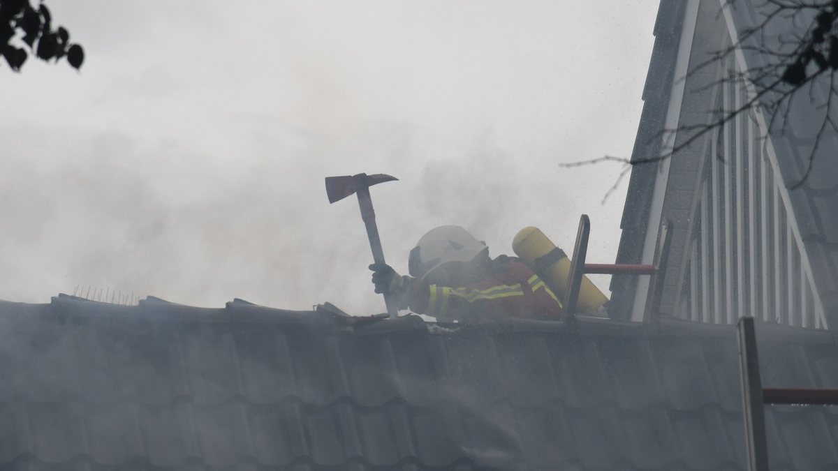 FW-PI: Dachstuhlbrand in Seestermühe von 100 Einsatzkräften erfolgreich bekämpft / Aufwändige Nachlöscharbeiten dauern an - Foto: presseportal.de