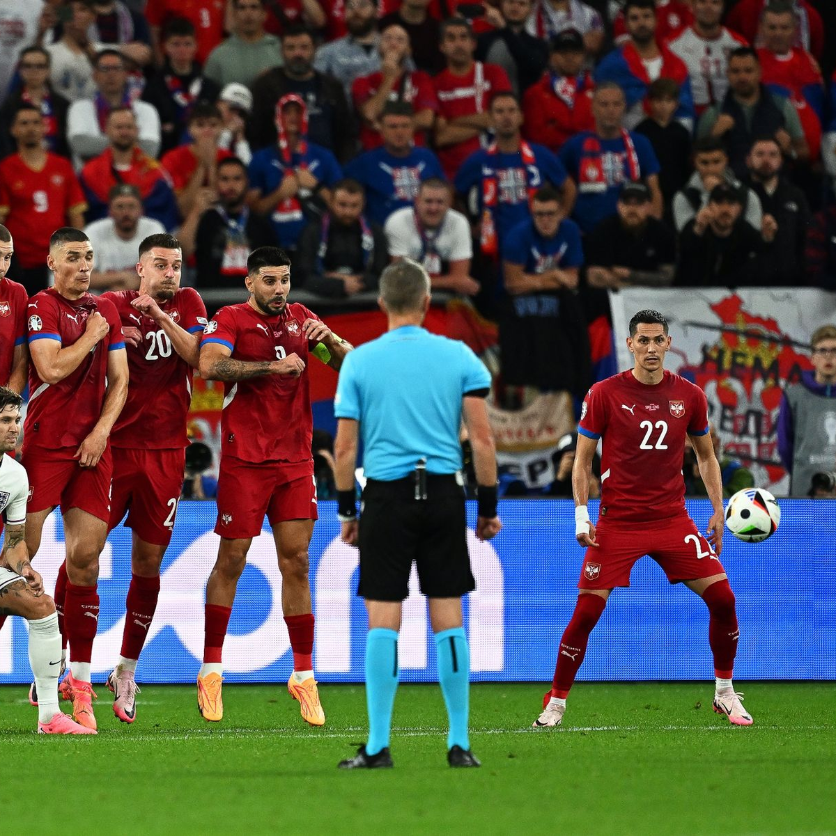 Trent Alexander-Arnold (r) tritt einen Freistoß. - Foto: Bernd Thissen/dpa