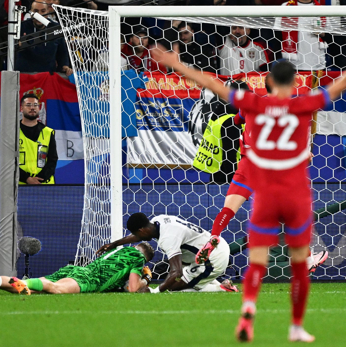 Englands Marc Guehi (M) gratuliert Torhüter Jordan Pickford (l) zu einer Parade - Serbien war bemüht, jedoch glücklos. - Foto: Bernd Thissen/dpa