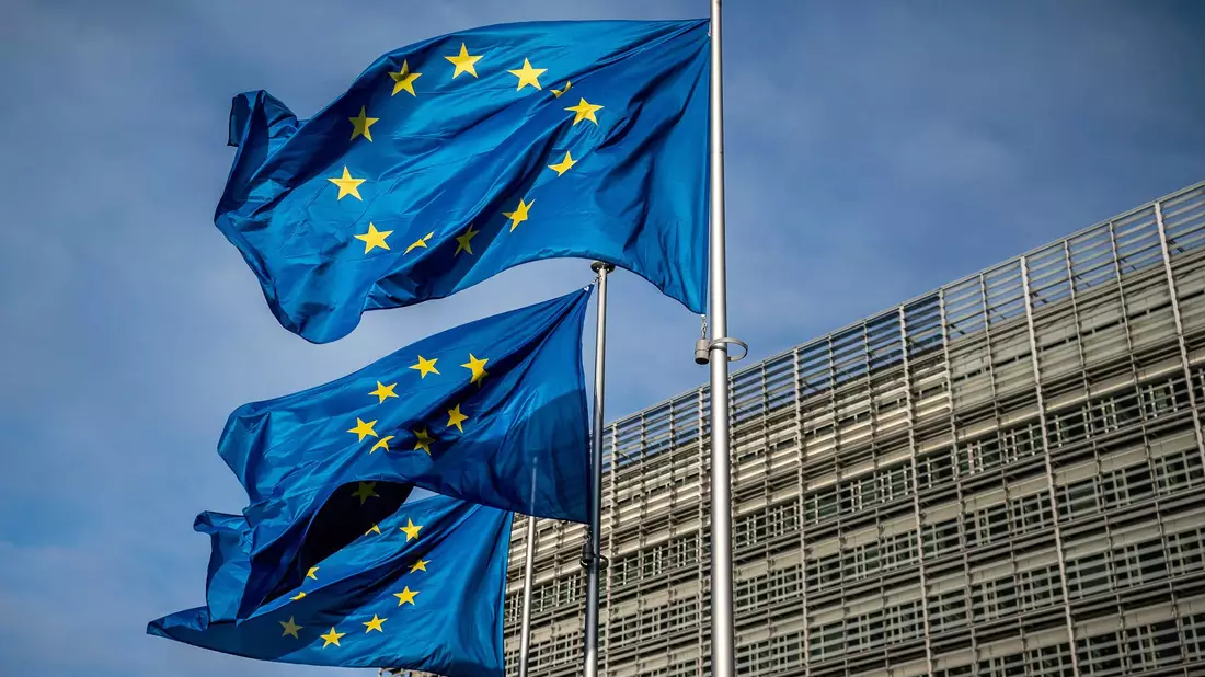 Die EU-Kommission schränkt die Verwendung einiger Ewigkeitschemikalien in Textilien, Kosmetika und Lebensmittelverpackungen ein. (Archivbild) - Bild: Michael Kappeler/dpa