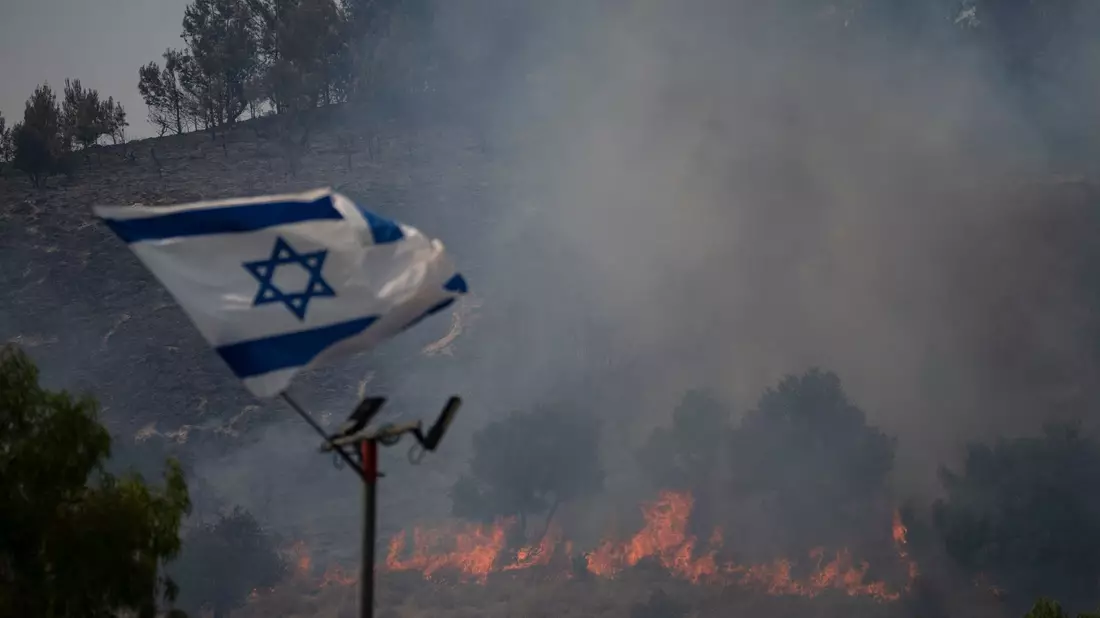 An der Grenze zum Libanon weht die israelische Flagge: Israel warnt vor einer Ausweitung des Konflikts mit der Hisbollah in diesem Gebiet. - Bild: Leo Correa/AP/dpa