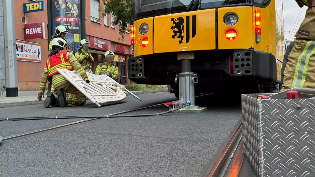 FW Dresden: Informationen zum Einsatzgeschehen von Feuerwehr und Rettungsdienst der Landeshauptstadt Dresden in der Nacht vom 16. zum 17. Juni 2024 - Bild: presseportal.de