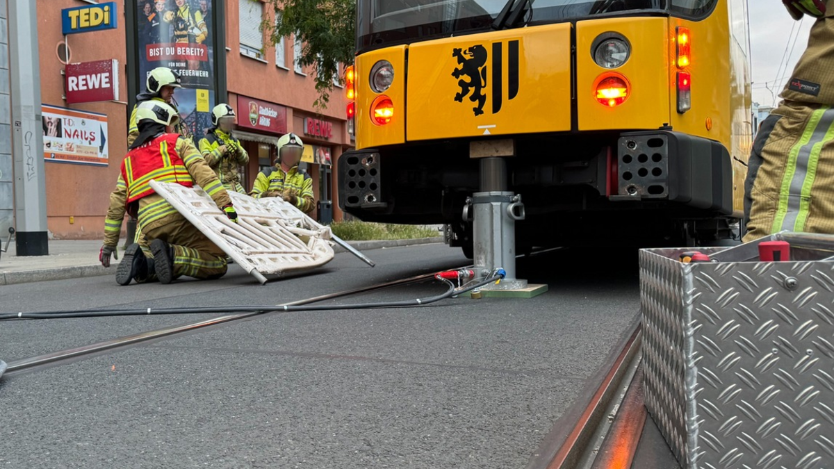 FW Dresden: Informationen zum Einsatzgeschehen von Feuerwehr und Rettungsdienst der Landeshauptstadt Dresden in der Nacht vom 16. zum 17. Juni 2024 - Foto: presseportal.de