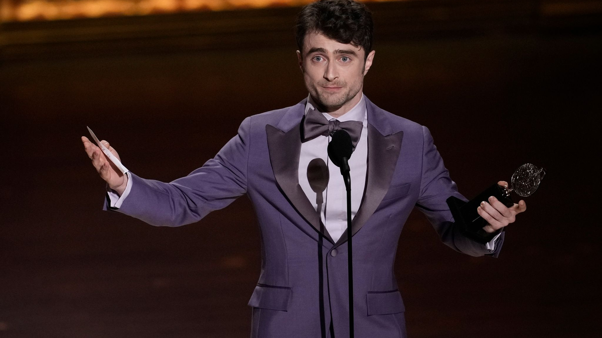 Daniel Radcliffe nimmt in New York seinen Tony Award entgegen. - Foto: Charles Sykes/Invision/AP/dpa