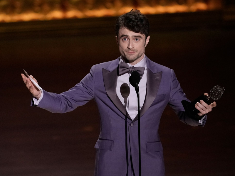 Daniel Radcliffe nimmt in New York seinen Tony Award entgegen. - Foto: Charles Sykes/Invision/AP/dpa