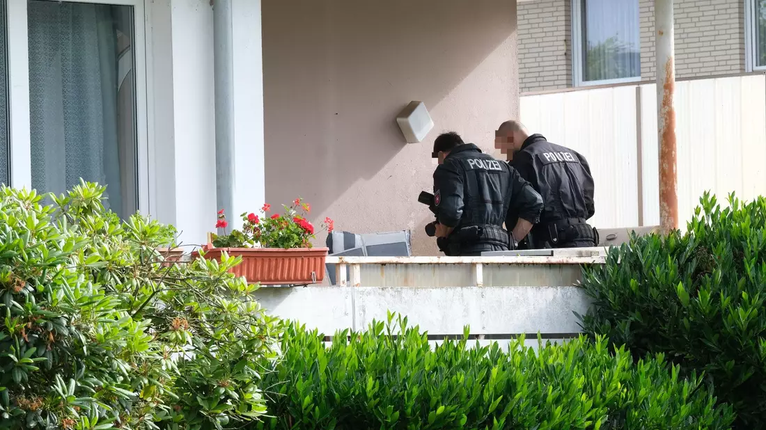 Beamte durchsuchen eine Wohnung bei einer groß angelegten Razzia: 61 Prozent der rechtsextremistisch genutzten Immobilien befinden sich in den Bundesländern Thüringen, Sachsen, Sachsen-Anhalt, Brandenburg, Mecklenburg-Vorpommern und in Berlin. - Bild: Tobias Landmann/dpa
