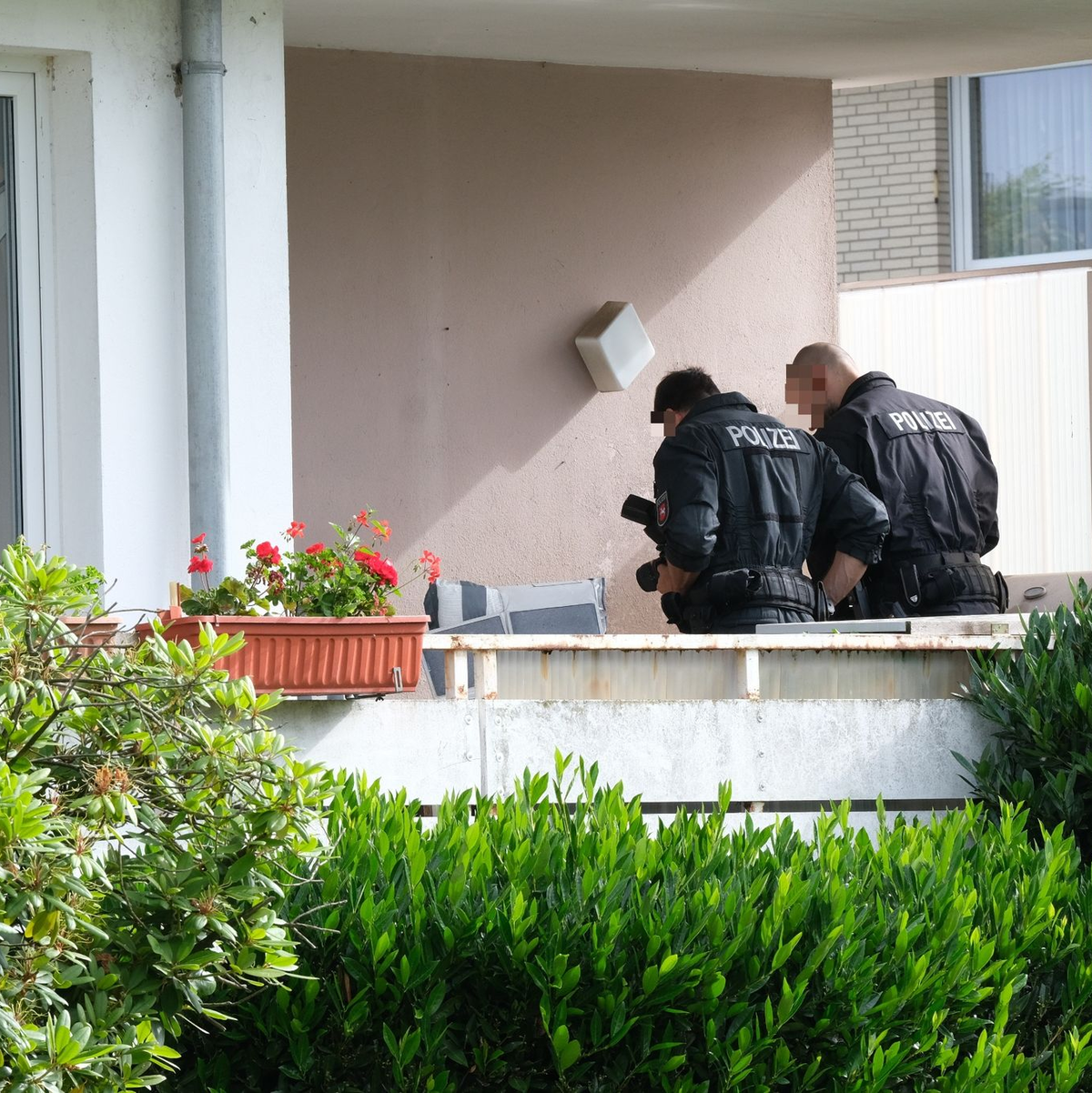 Beamte durchsuchen eine Wohnung bei einer groß angelegten Razzia: 61 Prozent der rechtsextremistisch genutzten Immobilien befinden sich in den Bundesländern Thüringen, Sachsen, Sachsen-Anhalt, Brandenburg, Mecklenburg-Vorpommern und in Berlin. - Foto: Tobias Landmann/dpa