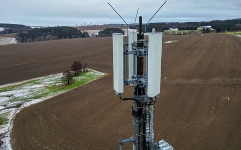 Die Bundesnetzagentur möchte den Ausbau eines flächendeckenden Handynetzes in Deutschland vorantreiben. - Foto: Jan Woitas/dpa