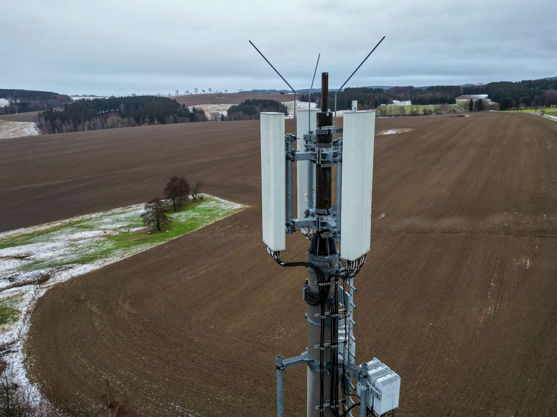 Die Bundesnetzagentur möchte den Ausbau eines flächendeckenden Handynetzes in Deutschland vorantreiben. - Foto: Jan Woitas/dpa