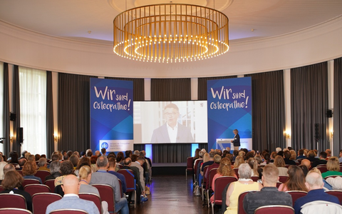 Vorwärts zu den Wurzeln: Erfolgreiches Jubiläumssymposium in Wiesbaden /150 Jahre Osteopathie und 30 Jahre Berufsverband VOD - Foto: presseportal.de