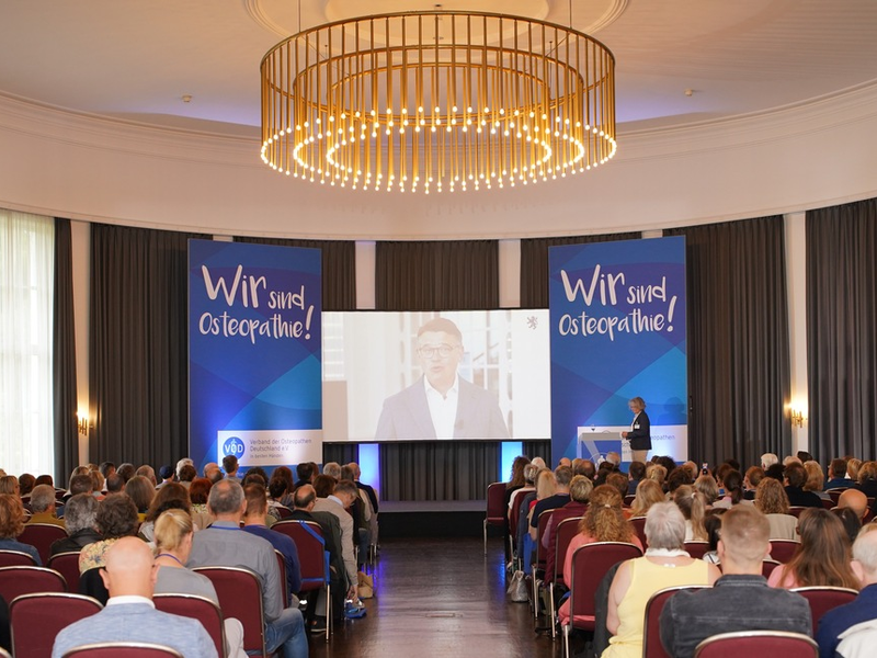 Vorwärts zu den Wurzeln: Erfolgreiches Jubiläumssymposium in Wiesbaden /150 Jahre Osteopathie und 30 Jahre Berufsverband VOD - Foto: presseportal.de