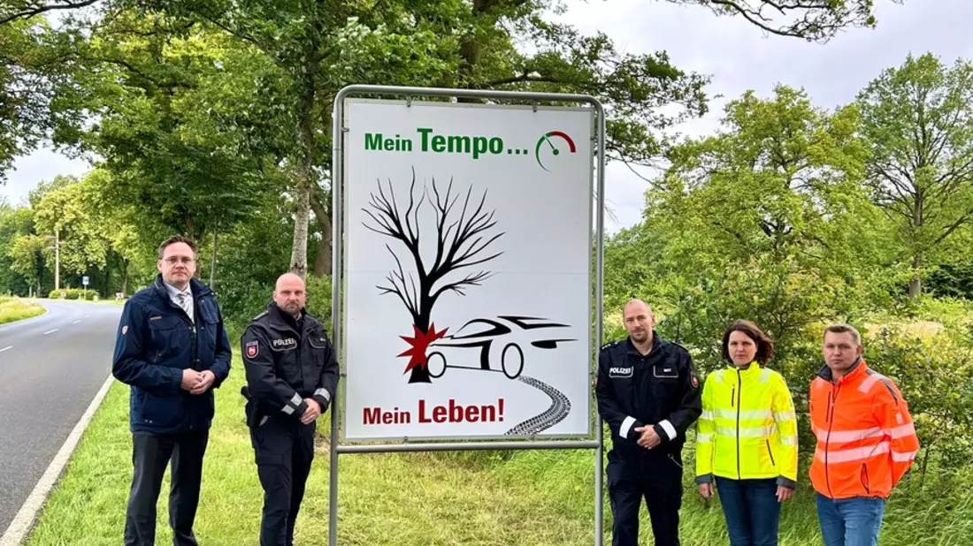 POL-VER: Großschilder Mein Tempo... Mein Leben an der Kreisstraße 15 aufgestellt. - Bild: presseportal.de