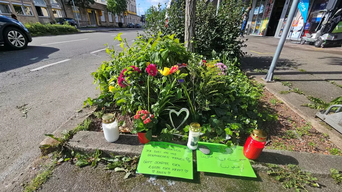 Blumen und Grablichter sind an der Unfallstelle aufgestellt worden. - Bild: Andreas Rosar/dpa