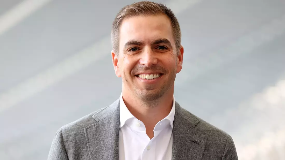 Video zur Fußball-Europameisterschaft / Mehr Treffer für die Umwelt: Philipp Lahm und der Trenn-Bär zeigen richtige Mülltrennung - Bild: presseportal.de