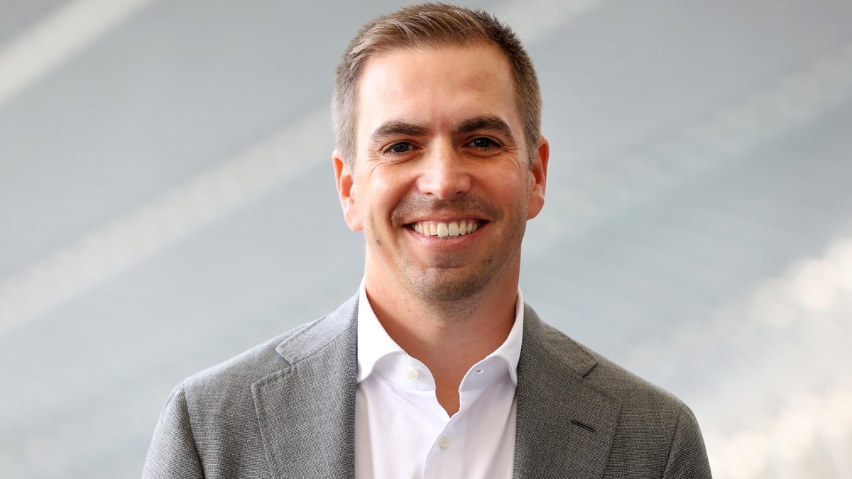 Video zur Fußball-Europameisterschaft / Mehr Treffer für die Umwelt: Philipp Lahm und der Trenn-Bär zeigen richtige Mülltrennung - Foto: presseportal.de